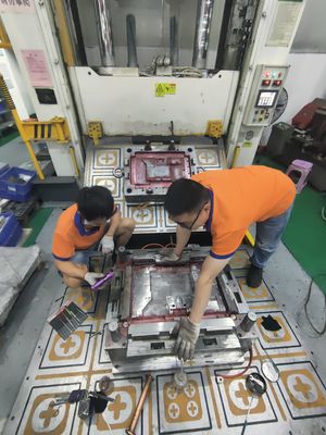 Литье пластмасс под давлением для автомобильных молдингов